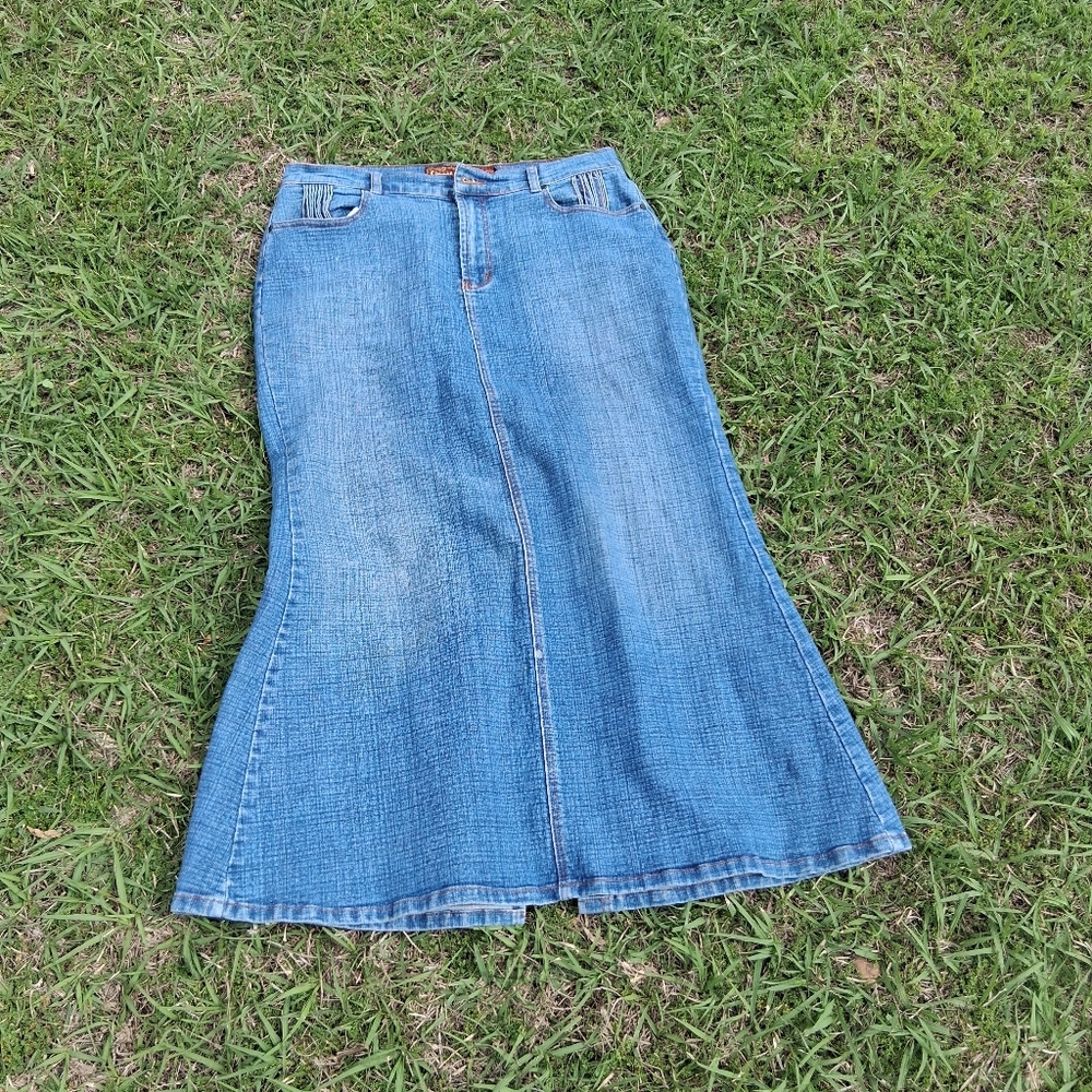 VINTAGE CHARMING CREST JEANS MAXI JEAN SKIRT. SIZE 15/16.